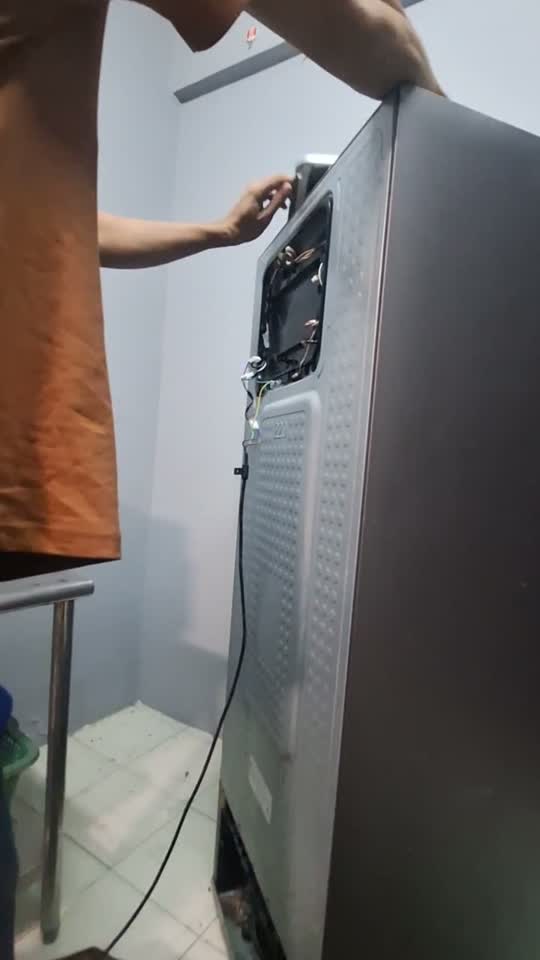 Servis panel belakang peti sejuk